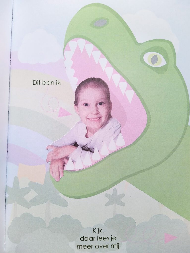 Dino's en regenbogen vriendenboek - foto in T Rex